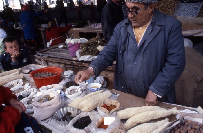 Мужчина, торгующий специями на рынке. СССР, Узбекистан, Бухара, 1984 год.