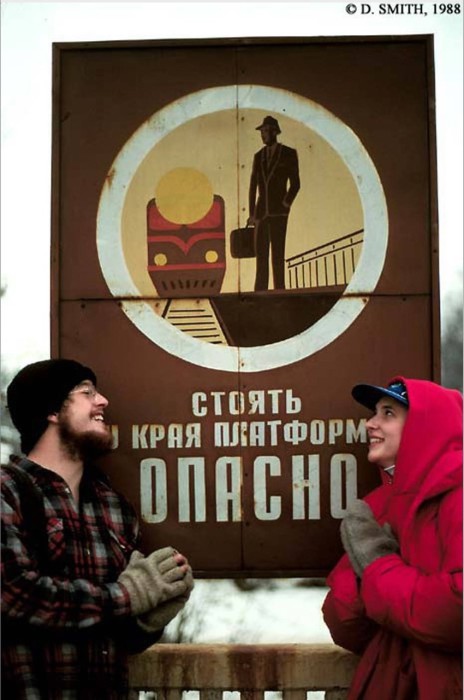  Плакат на железнодорожной станции. СССР, Москва, 1988 год.