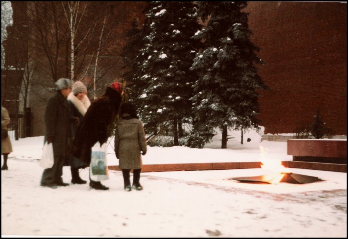 Туристы на Могиле Неизвестного солдата. СССР, Москва, 1985 год.