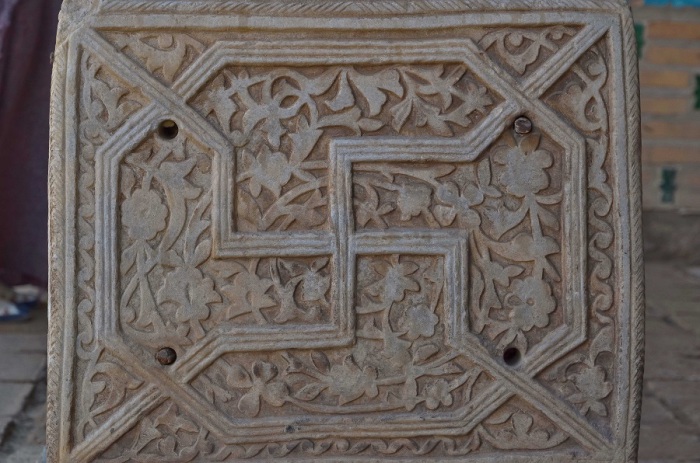Обычные для местного орнамента солярные знаки в мавзолее Пахлаван-Махмуда.