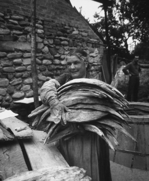 Жена пекущая грузинский хлеб. СССР, Грузия, 1963 год.