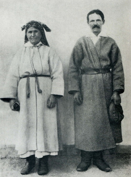 Женщина в белой и мужчина в серой свитах. Село Залисы, XX века. 