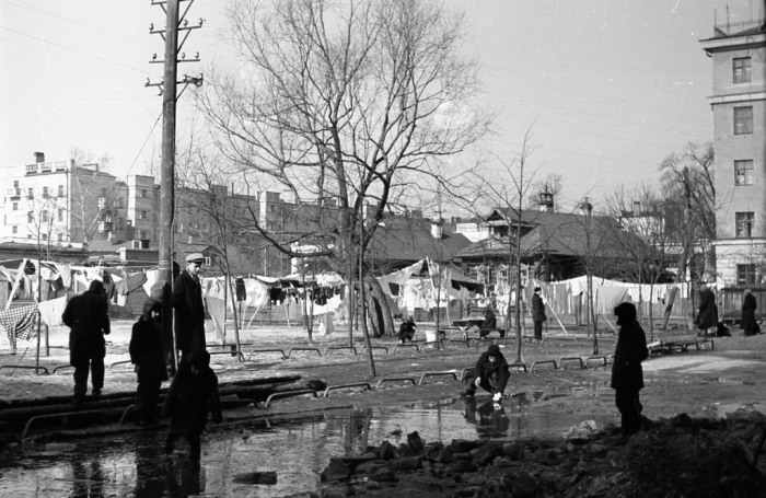 Дети, играющие возле большой лужи во дворе дома №1 по улице Фурманова. СССР, Ярославль, 1960-е годы.