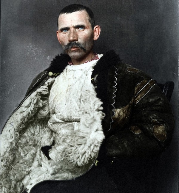 Портретный снимок румынского пастуха, сделанный в 1906 году.  