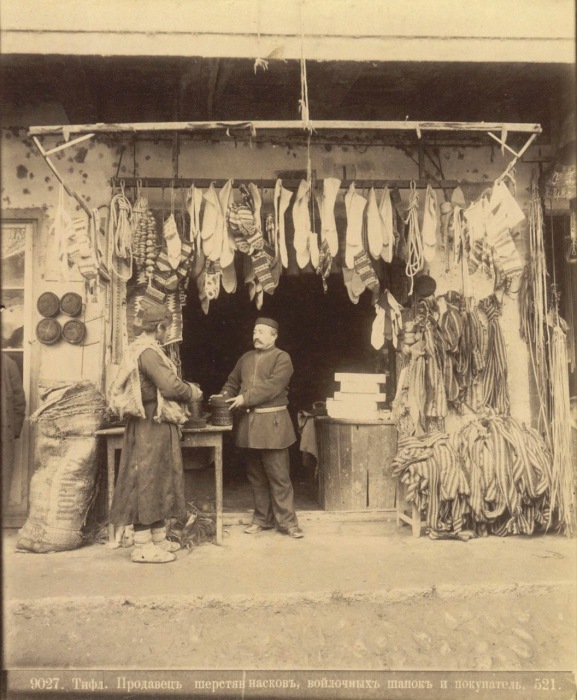 Продавец шерстяных носков, войлочных шапок и покупатель. Тифлис, 1890 год. 