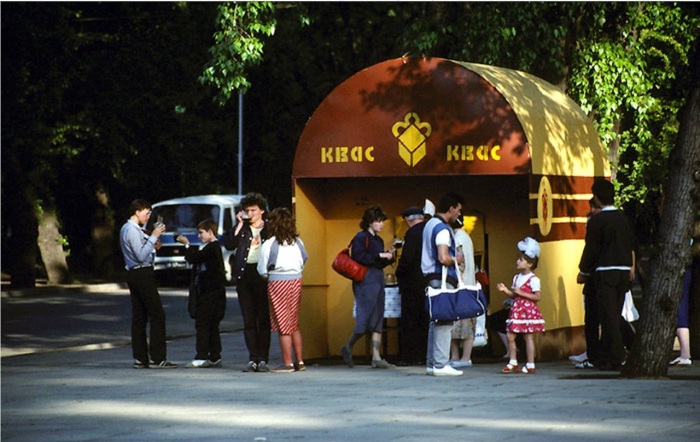 Торговля квасом. СССР, Иркутск, 1988 год.