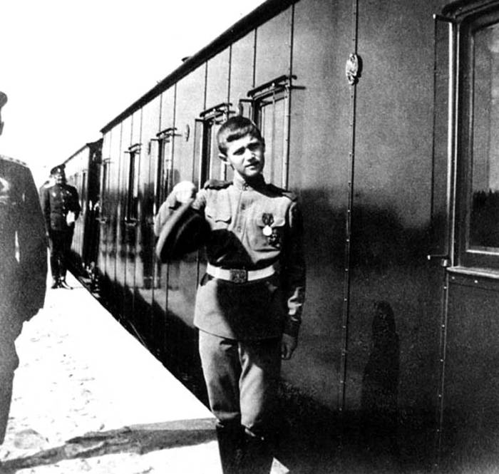 Цесаревич Алексей у императорского поезда. Россия, 1916 год.
