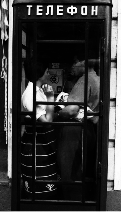 Двое людей в телефонной будке. СССР, Москва, 1963 год. 