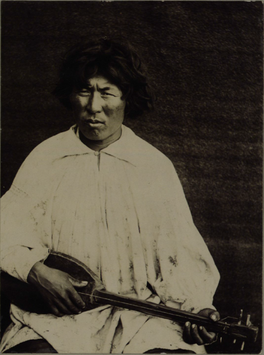 Молодой инородец-качинцев с музыкальным инструментом. Урянхайский край, 1897 год.