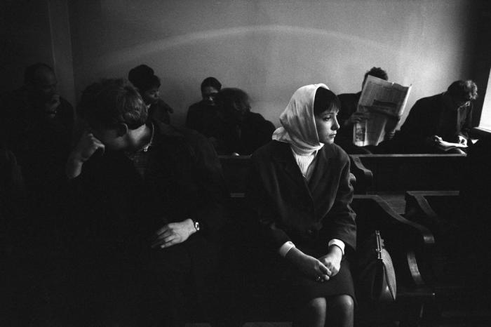 Молодые люди в суде во время процедуры расторжения брака. СССР, Москва, 1966 год.