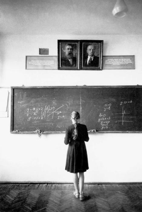 Девочка, отвечающая у доски в одной из колхозных школ на Кубани.  СССР, 1966 год.