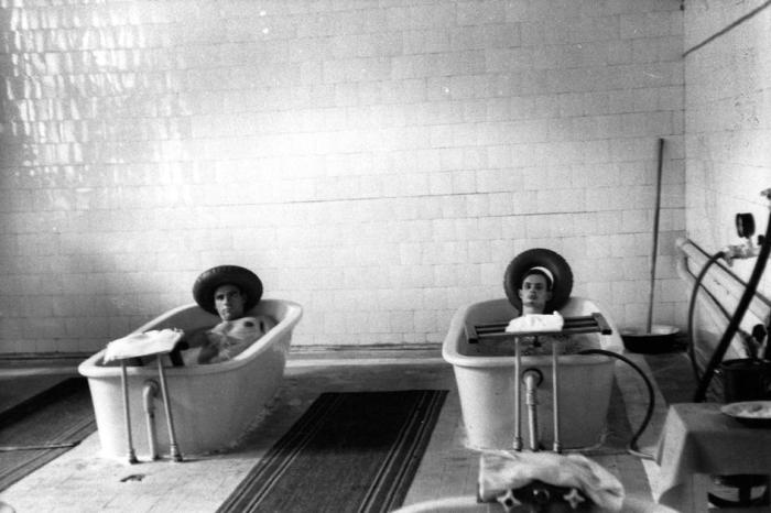  Гидротерапия тяжело больных в психиатрической больнице. СССР, Москва, 1966 год.