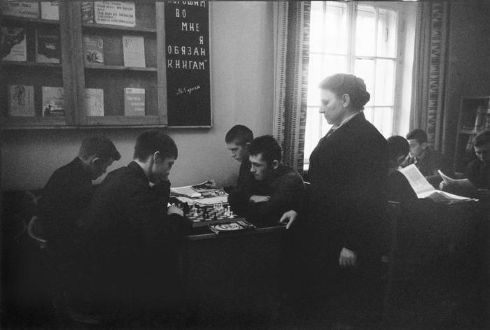 Игра в шахматы в библиотеке колонии для несовершеннолетних преступников в Подмосковье. СССР, 1966 год.