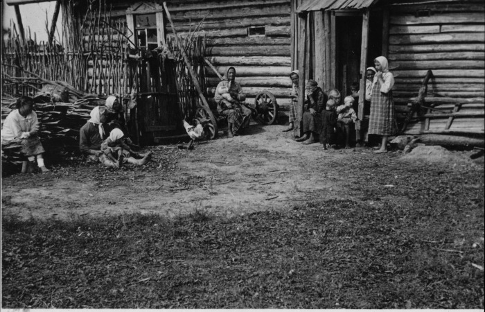 Местные жители в оккупированном селе. СССР, Украина, 1941 год. 