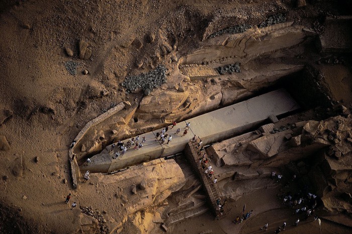 Недостроенный крупнейший обелиск внутри города Асуан. Египет, 2005 год. 