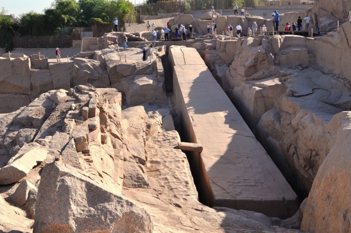 42 метровый недостроенный в связи с появлением трещин обелиск. Египет, Асуан, 2005 год. 