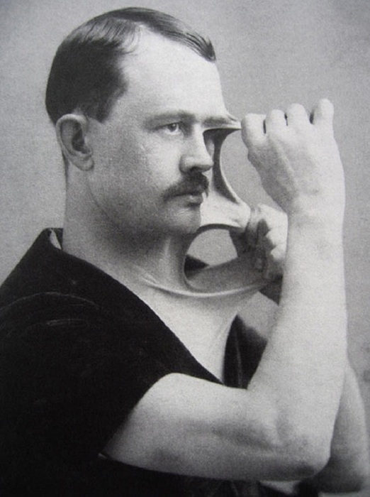 Человек – резинка, 1900-е годы.