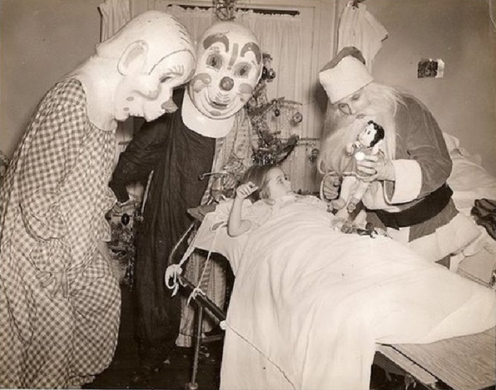 Клоуны и Санта веселят девочку в больнице, 1950 год.