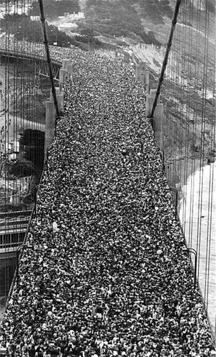 Толпы людей на открытии моста Золотые ворота в Сан-Франциско, 1937 год.