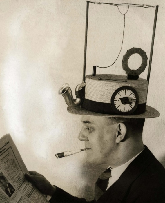 Необычное изобретение - портативная радиостанция в соломенной шляпе, 1931 год.