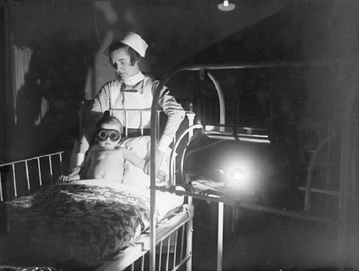 Процедура ультрафиолетового облучения в детской больнице Лондона, 1928 год.