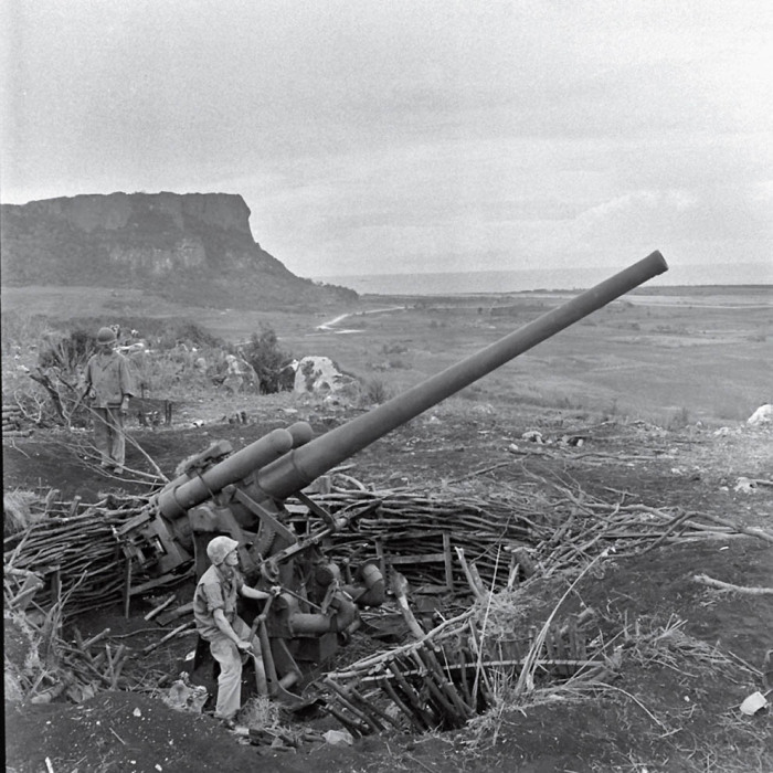 Американские артиллеристы на Сайпане в 1944 году.