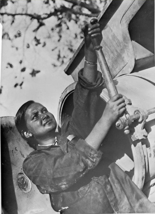 Узбекский инженер - девушка, собирающий машину. 1937 год. 