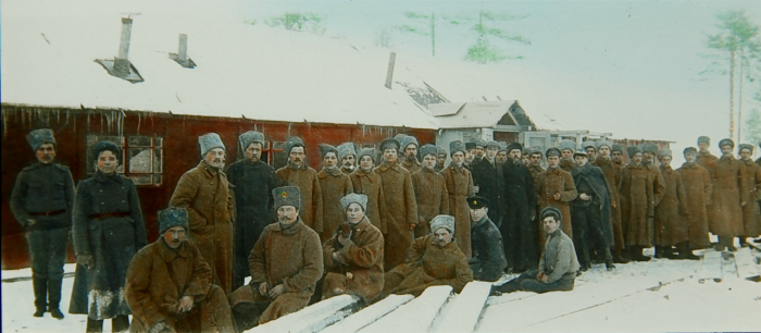 Группа солдат возле временно обустроенной казармы. 