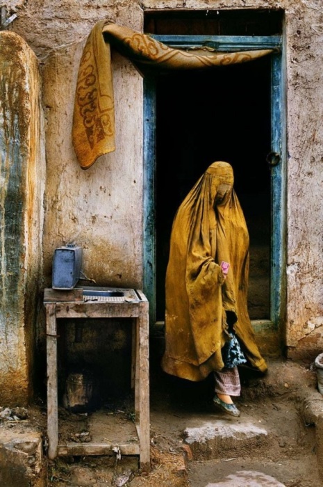 Вдова просит милостыню. Афганистан, Провинция Фарьяб, 1992 год.