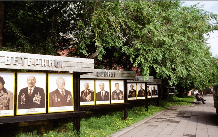 Портреты ветеранов Великой Отечественной войны на стенде в сквере около кинотеатра Гигант. СССР, Иркутск, 1988 год.
