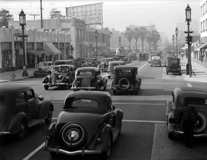 Путешествуя по одной из главных улиц Лос-Анджелеса, 1939 год.