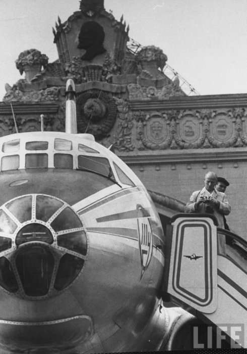 Иностранные туристы возле нового павильона ВДНХ. СССР, Москва, 1961 год.