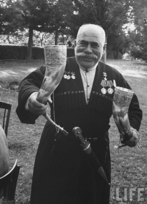 Владимир Макатсария на винодельческой ферме произносящий тост за гостей. СССР, Грузия, 1963 год.