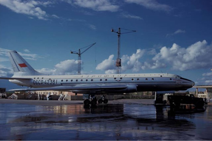 Самолет, стоящий на аэродроме. СССР, Москва, 1959 год.