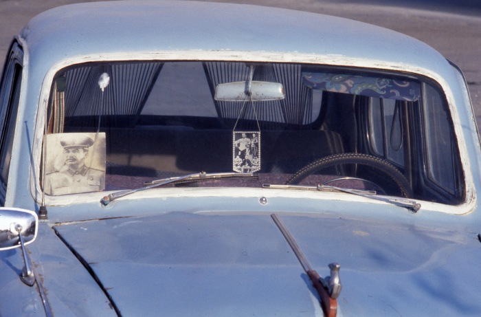 Портрет Сталина в машине в виде оберега. СССР, Узбекистан, Бухара, 1984 год. 