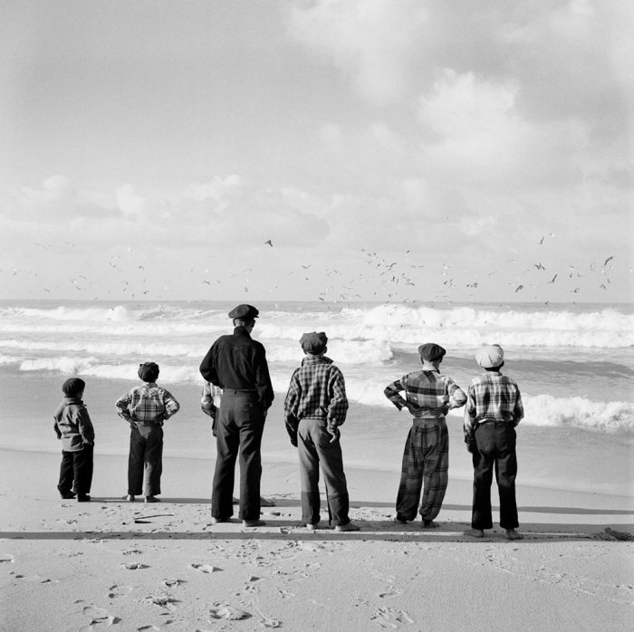 Мальчишки ждут лета. Португалия, 1956 год.