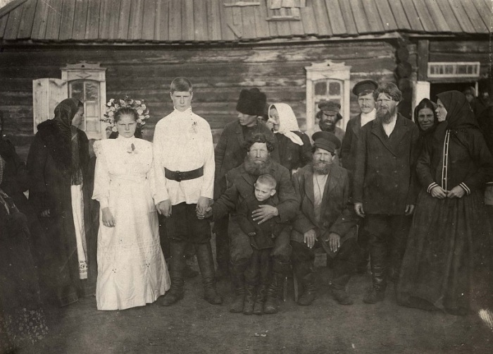  Свадьба. Семья Соколовых, новоселов из Тамбовской губернии. Канский уезд, деревня Карымова, 1 октября 1913 год. 