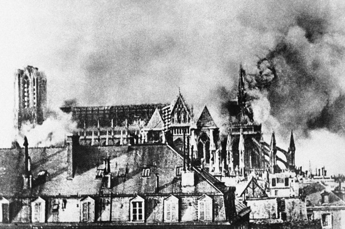 Горящий после бомбардировки собор в Реймсе. Франция, 1914 год.