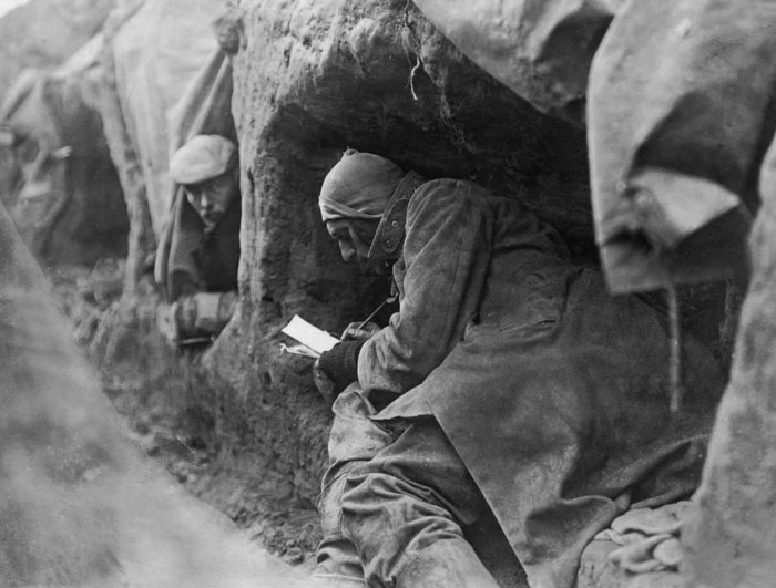 Солдаты в окопах пишут письма домой.