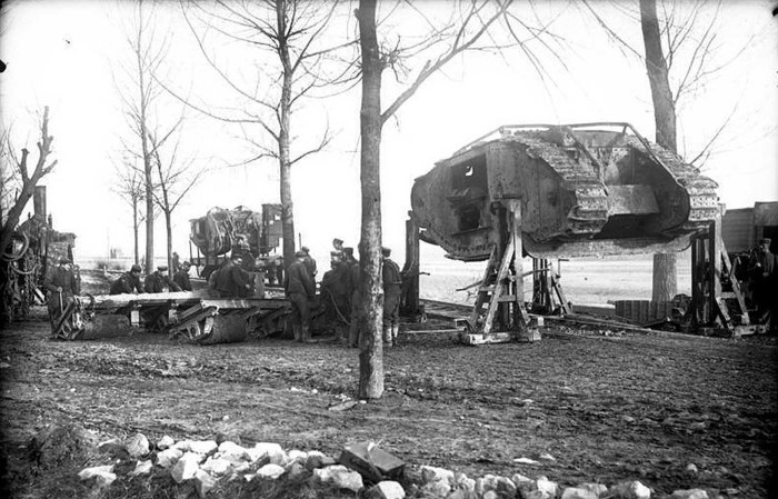  Немецкие солдаты грузят захваченный британский танк Mark I.