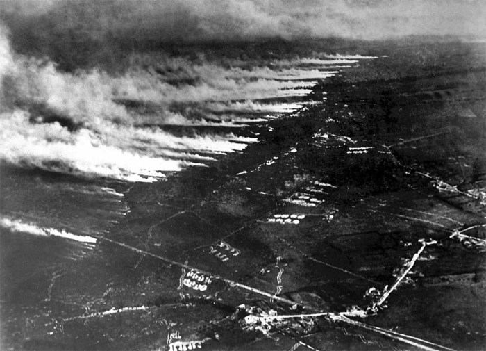 Французские солдаты проводят газовую и огнемётную атаки на немецкие позиции.