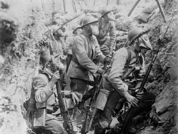 Французские солдаты в противогазах в 1917 году. 