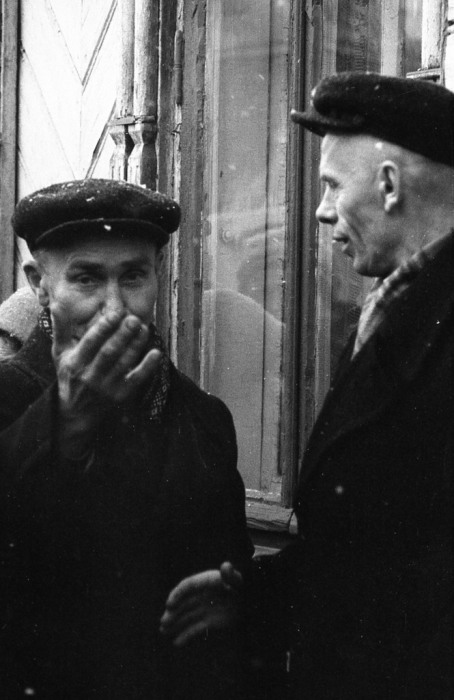 Двое рабочих встретившихся после работы. СССР, Ярославль, 1960-е годы.