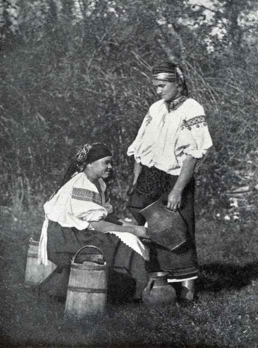 Женщина и девушка с глиняными кувшинами.  Подолье, XIX век.