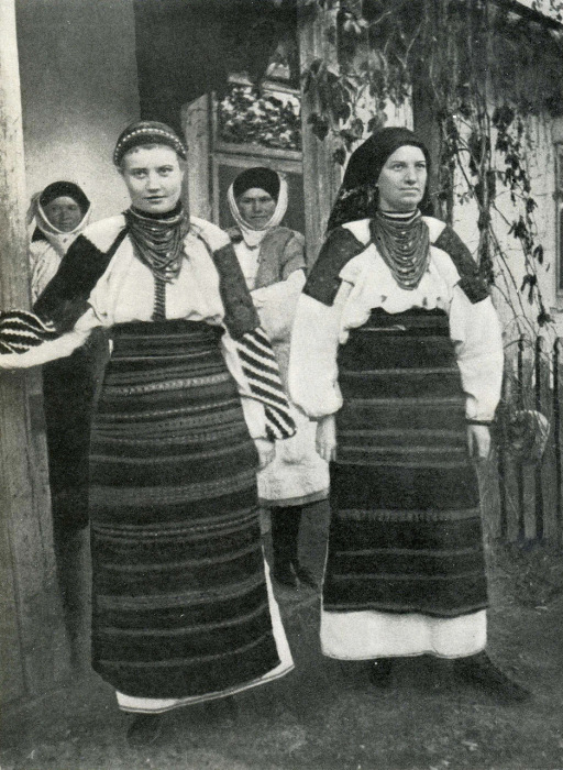 Девушка и женщина в летней одежде. Село Кривче, Белобожницкий район, Тернопольская область, 50-е годы ХХ века.