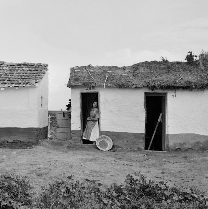 Девушка отдыхает от домашних хлопот и суеты. Испания, 1956 год.