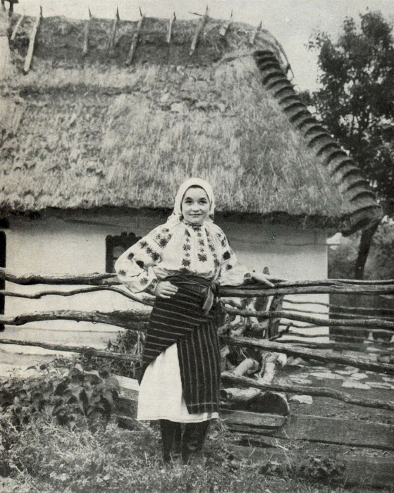 Женщина в летней одежде. Село Гораев, Старо-Ушицкий район, Хмельницкая область, 1957 год.