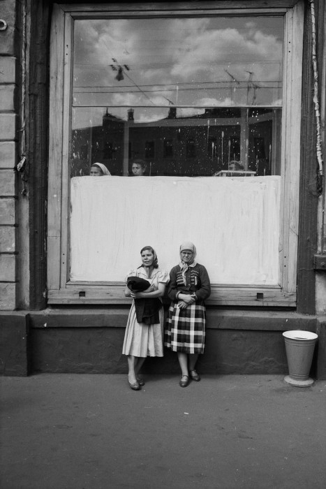 Женщины, стоящие у витрины магазина. СССР, Москва, 1961 год.