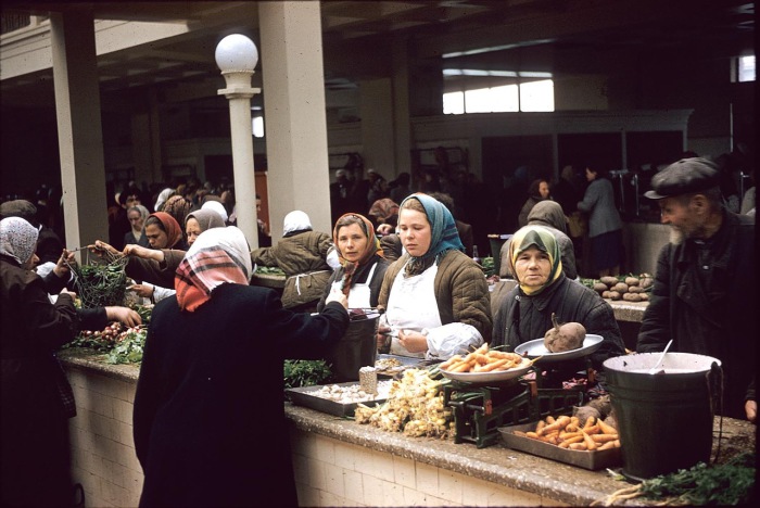 Торговля овощами на рынке. СССР, Киев, 1959 год.