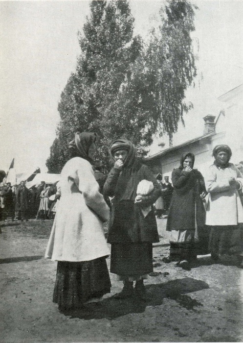 Женщины в свитках. Черниговщина. 1902 год. Фото: F. Volkov. 